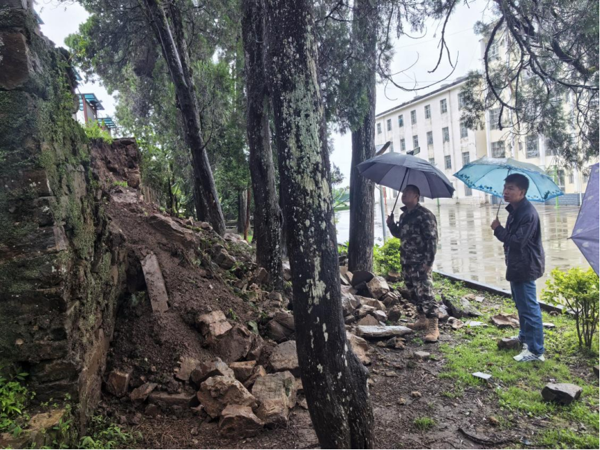 甲寅鎮(zhèn)迅速行動應(yīng)對強(qiáng)暴雨災(zāi)害 全力保障群眾生命財(cái)產(chǎn)安全